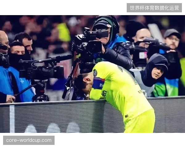 帕雷德斯将以凶悍的防守，在中场拦截对手的关键进攻组织